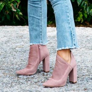 NWOT Pink Desert Rose Suede Kittenish Heels Size 8